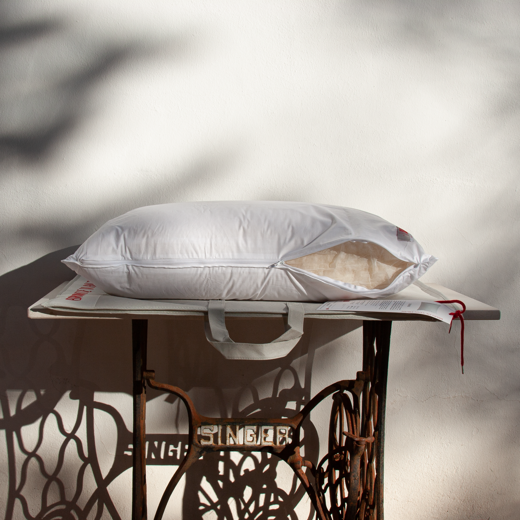 Almohada de lana de los Alpes dELENZO hecha en Francia con sello Woolmark