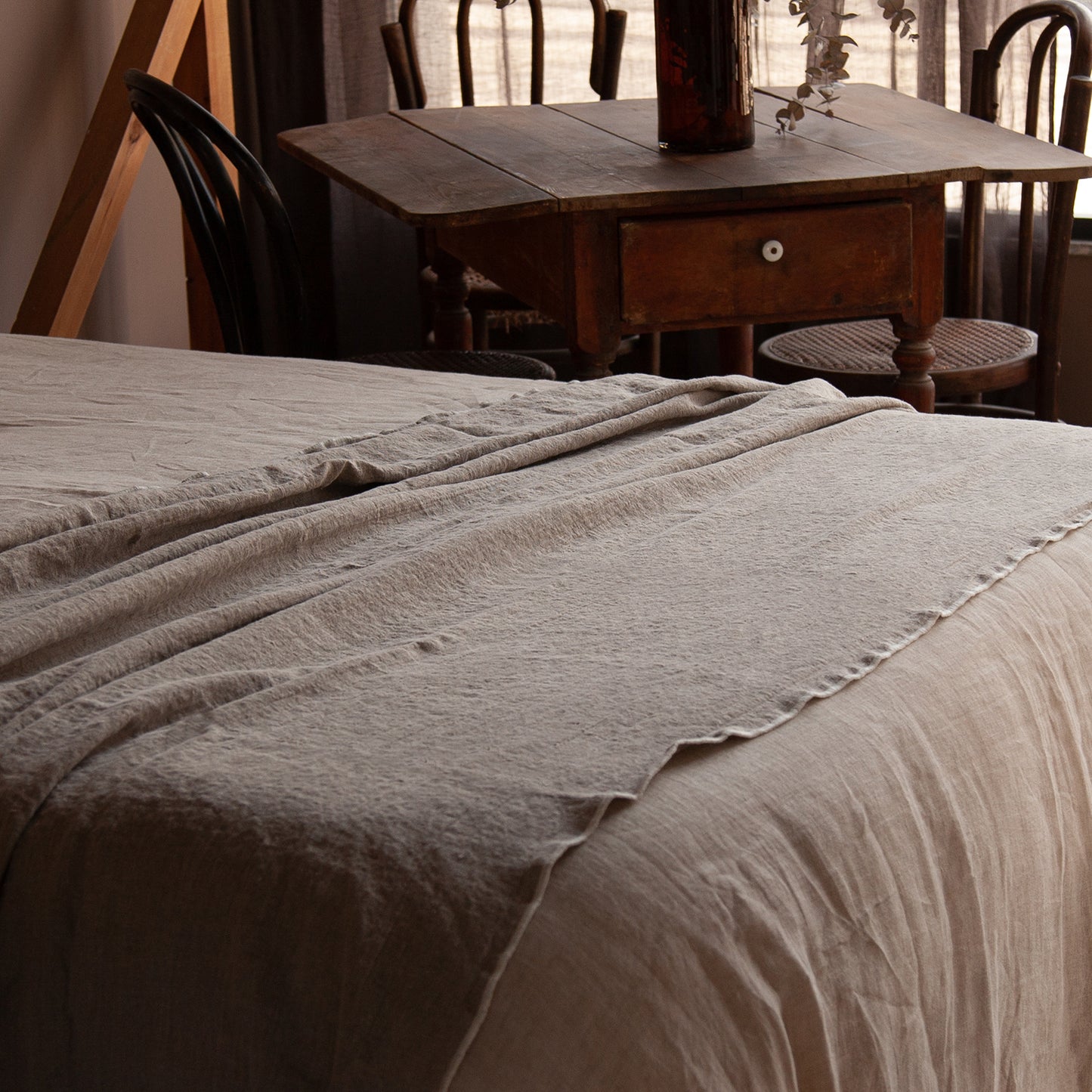 Plaid natural en cama de lino.