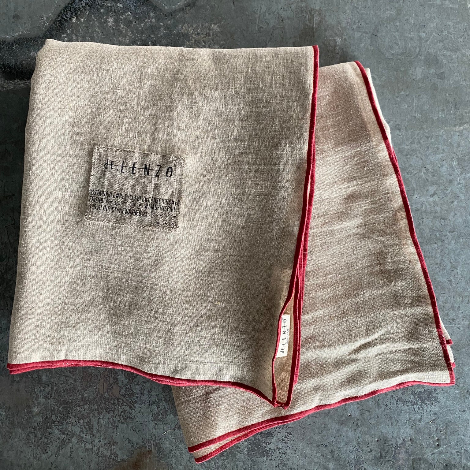 Plaid para sofá de lino Marrakech natural con vivo de color. dE.LENZO