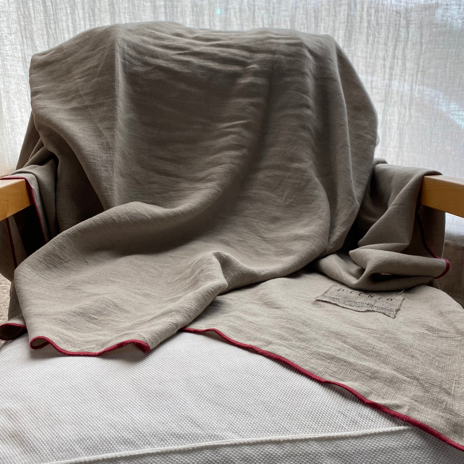 Detalle de manta para cubrir el sofá de lino lavado natural.