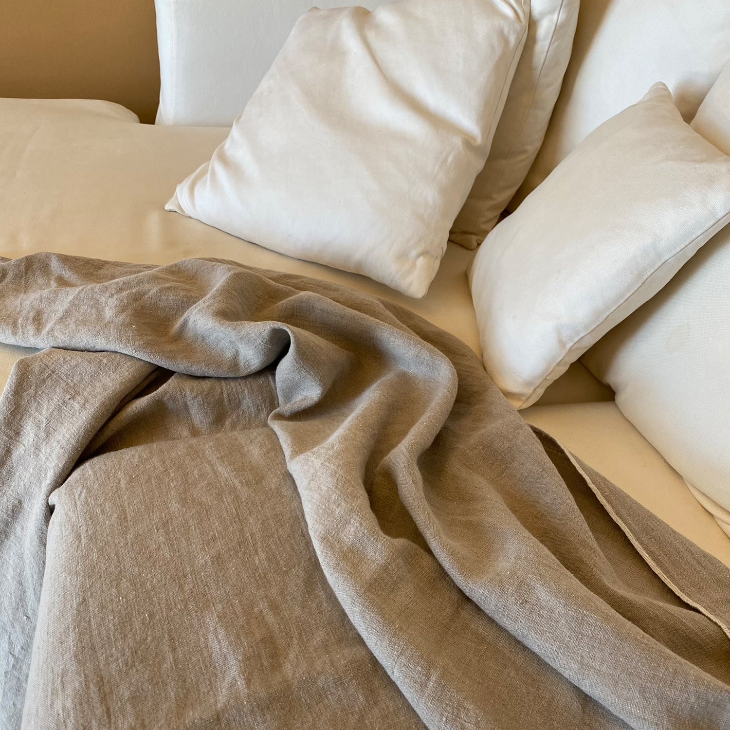 Plaid colocado en sofá. Plaid de lino.