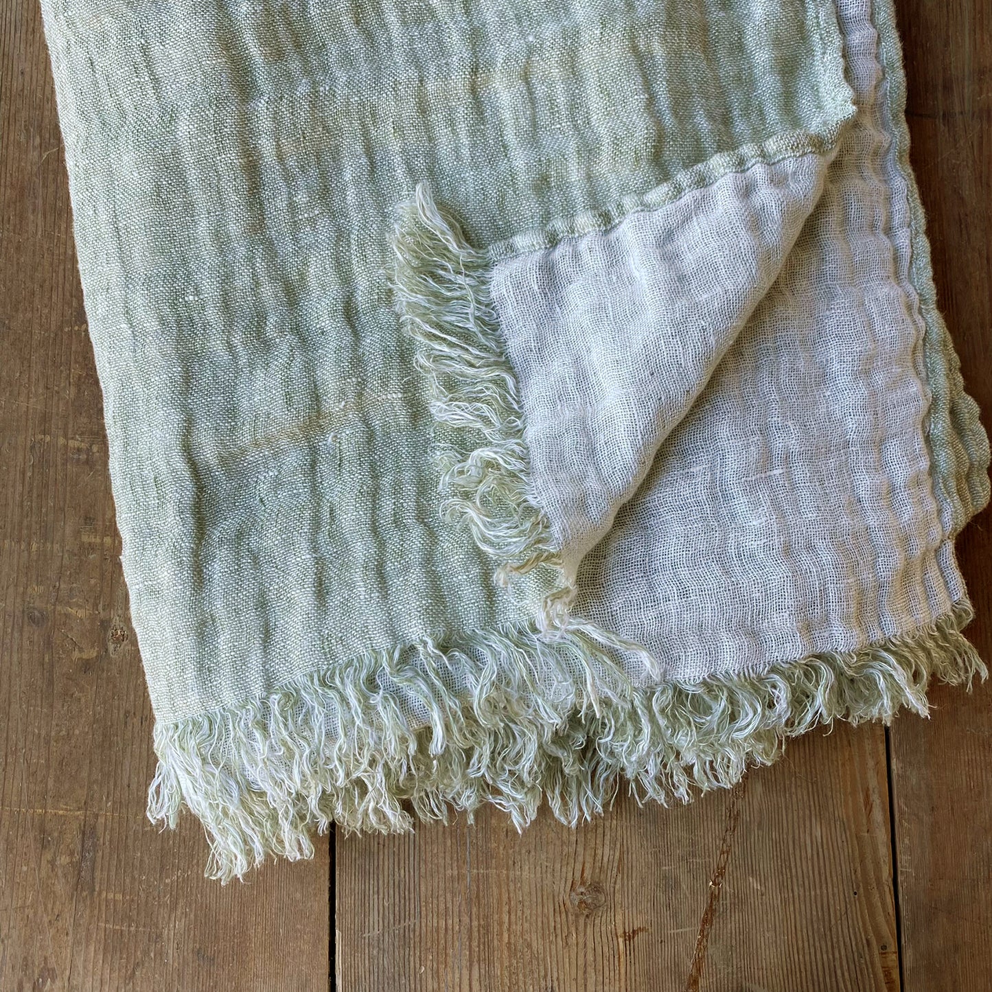 Plaid de lino lavado de color verde y blanco roto.