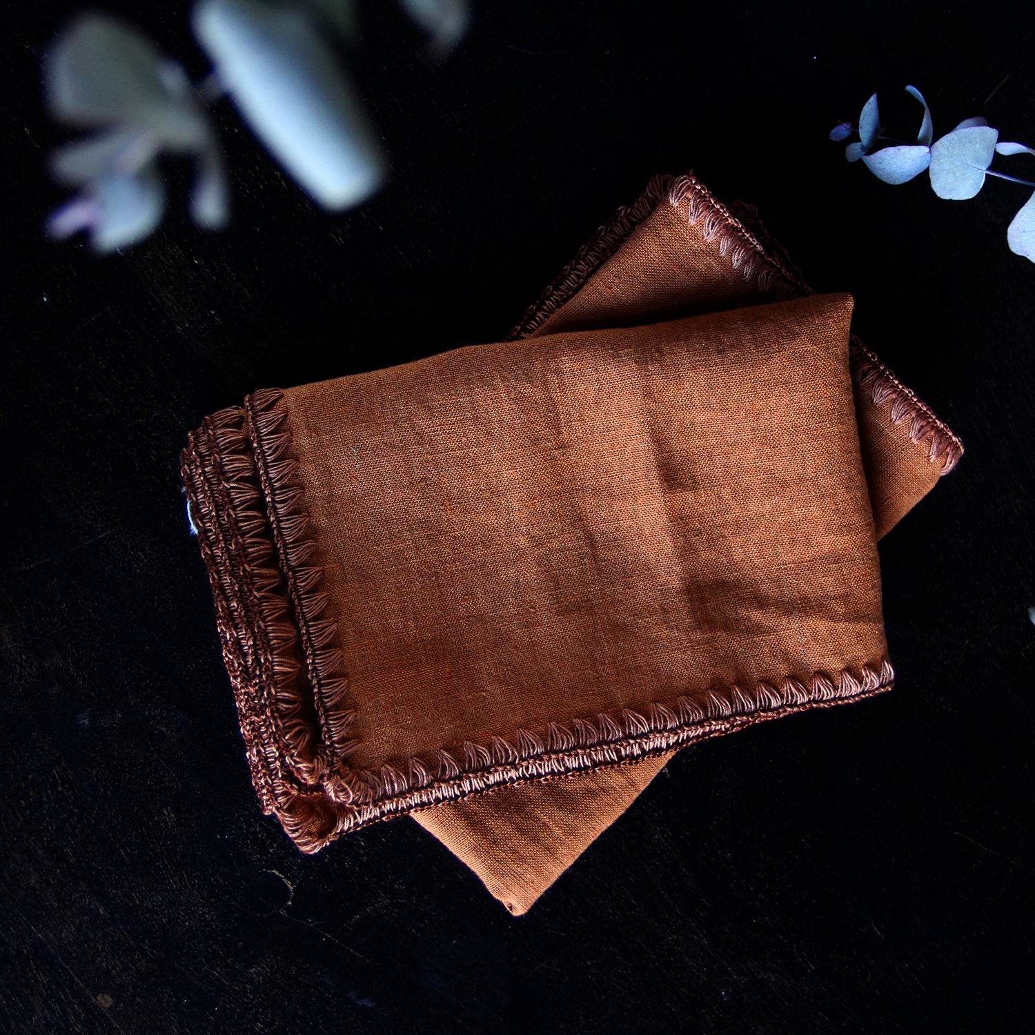 Detalle de servilletas teja con flores