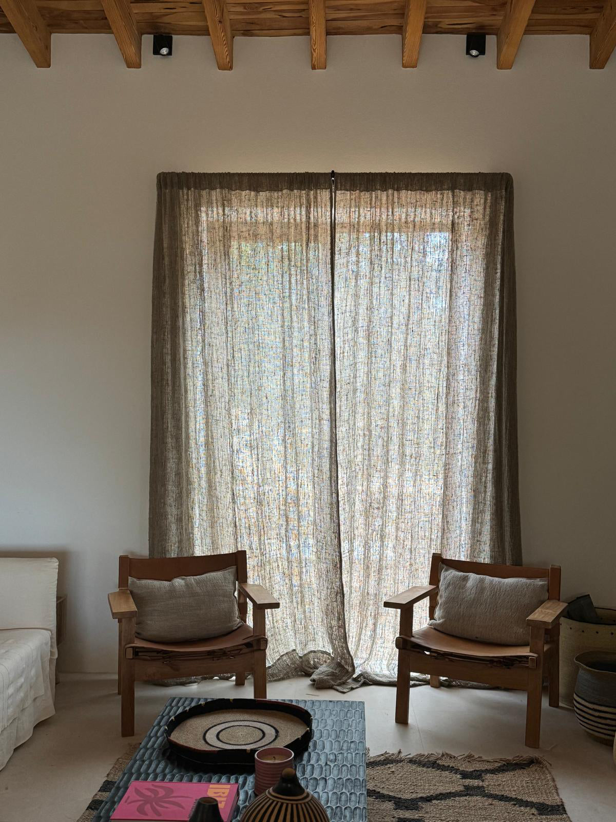 Caída elegante de la cortina de lino Hidra clásica en ventana