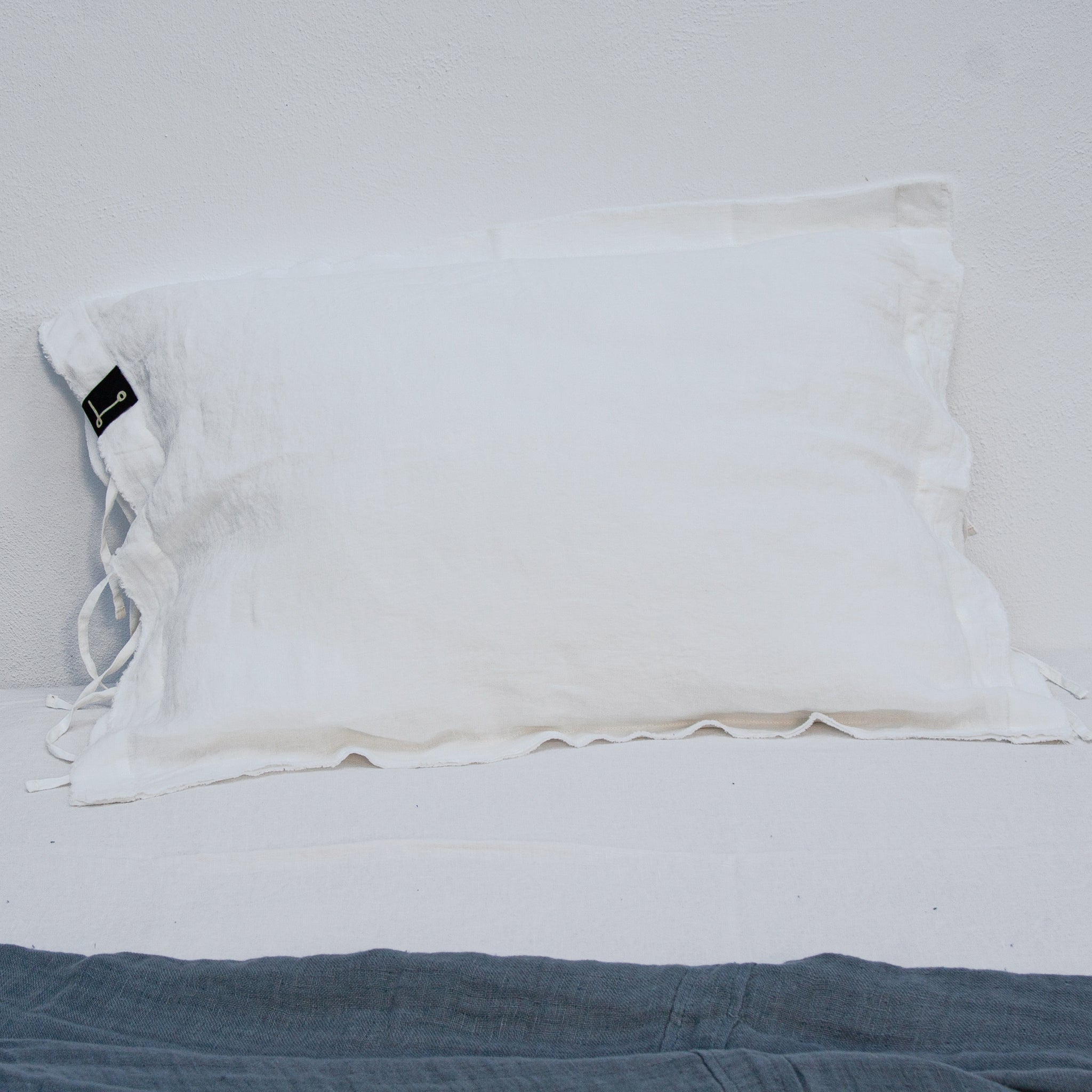 Fundas de almohada con lazos; de lino blanco