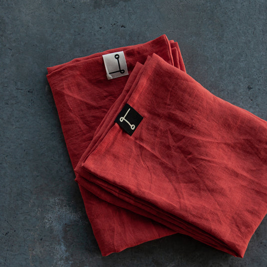 Funda de almohada de lino rojo intenso. dELENZO