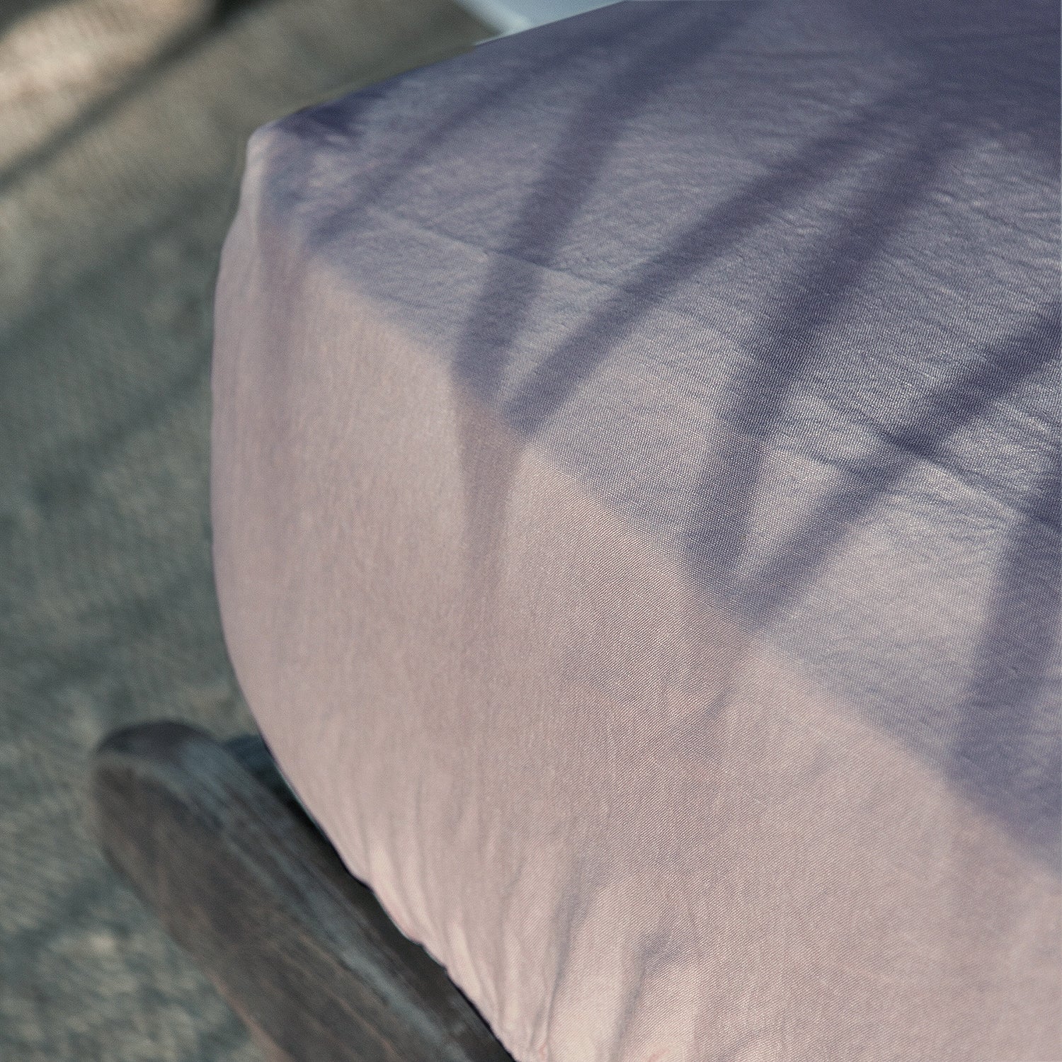 Sábana bajera de lino malva.