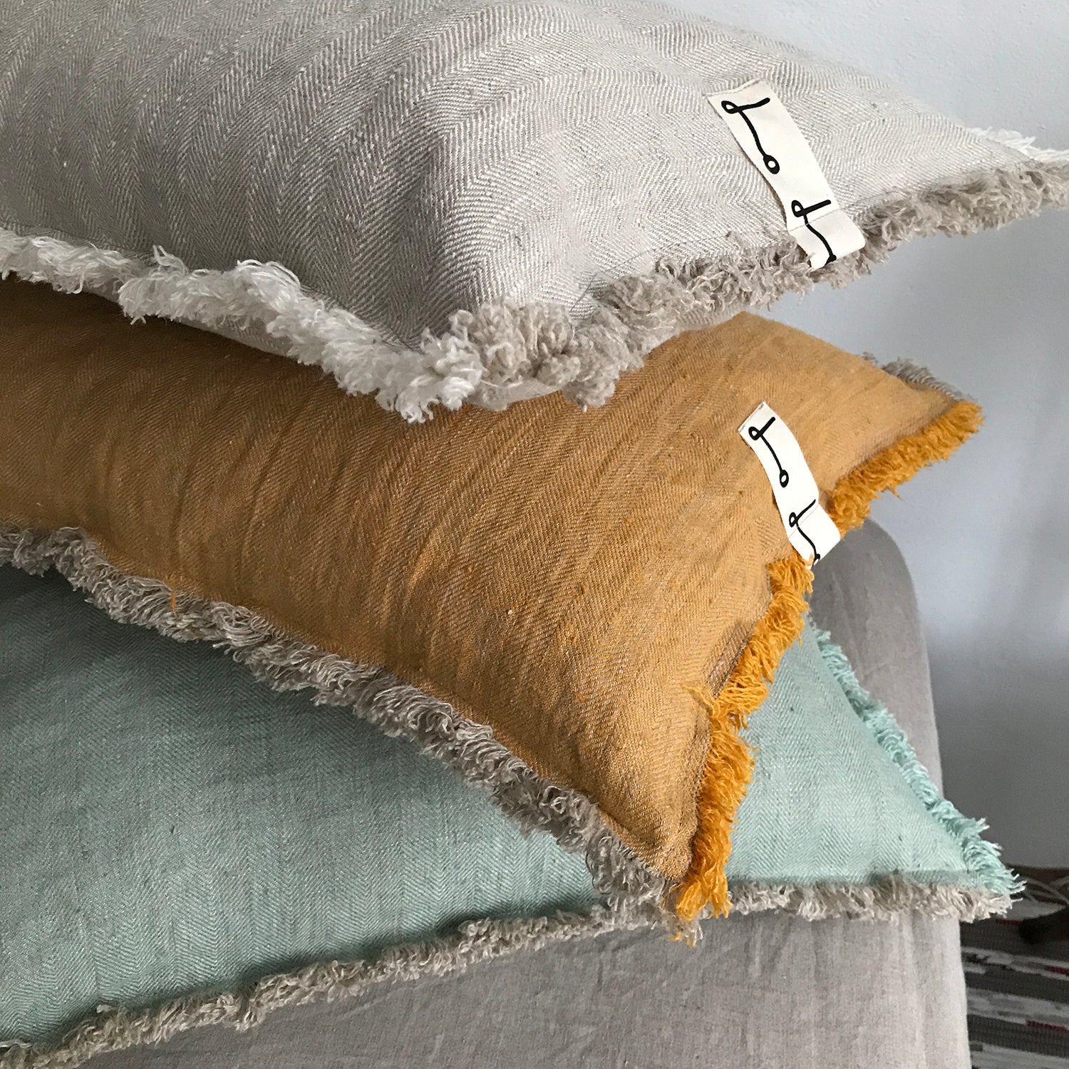 Cojines decorativos lino grueso mostaza y natural.