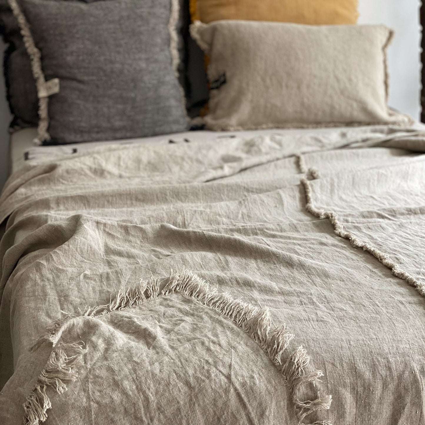 Desflecado de lino en colcha natural