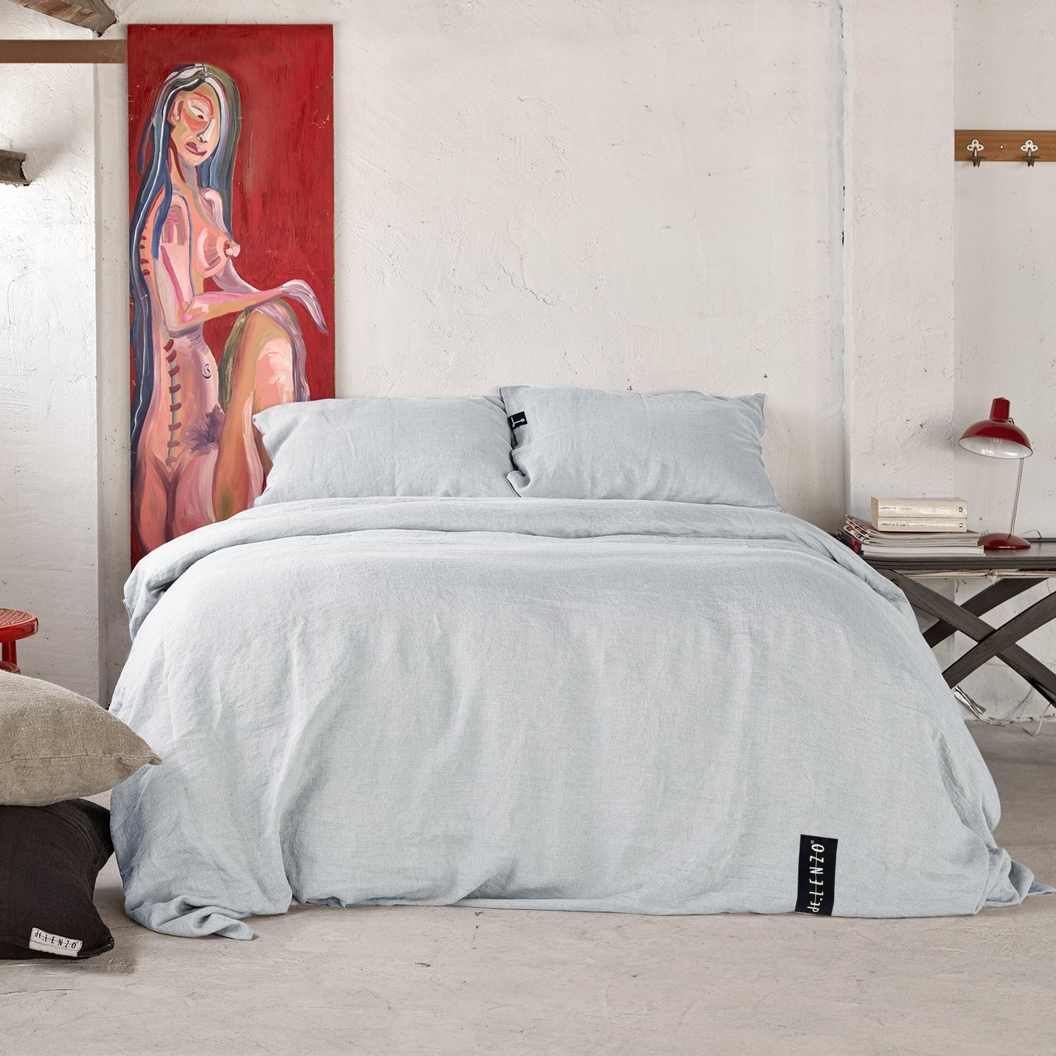 Juego de ropa de cama de lino gris clarito.