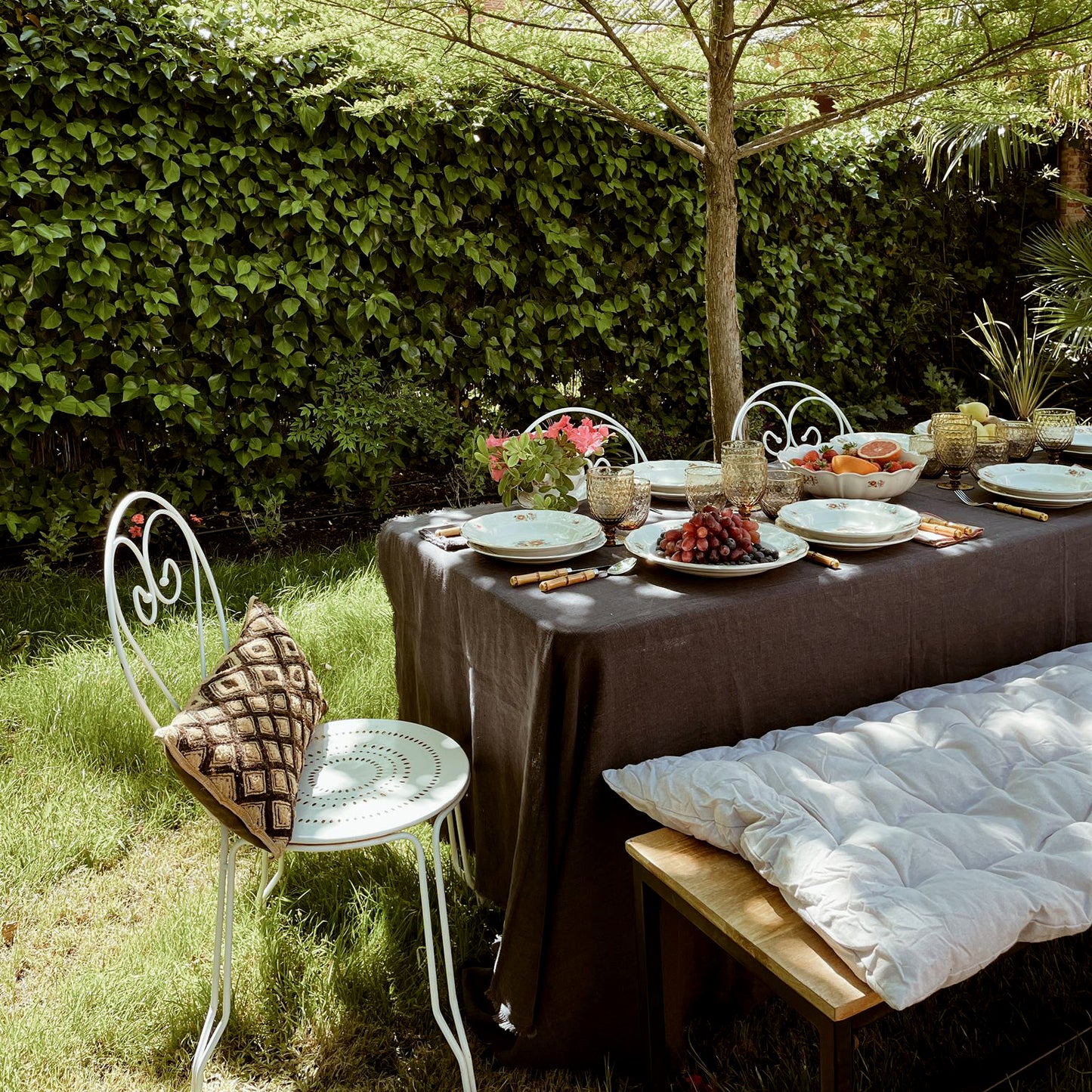 Mantel de lino gris en el jardín