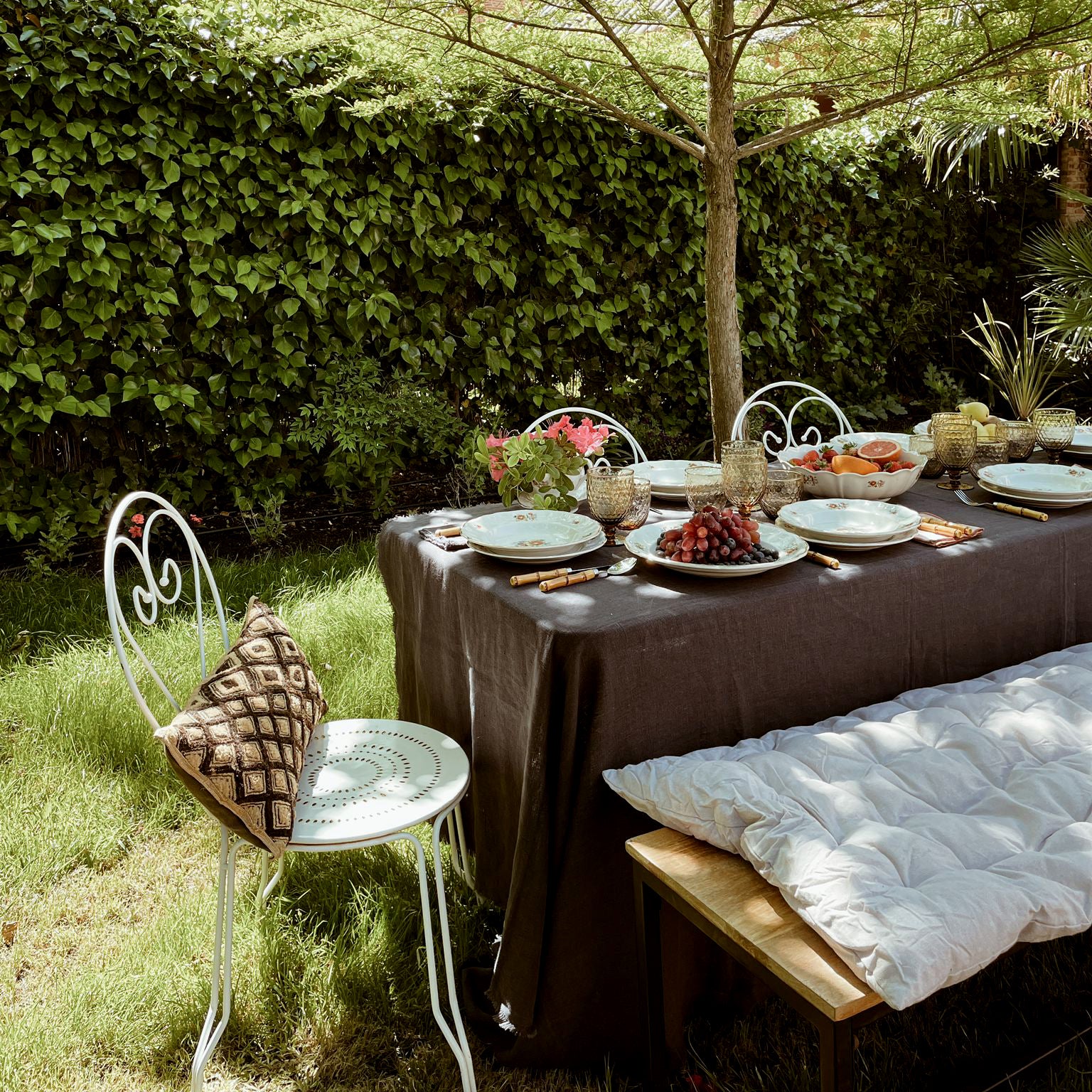 Mantel de lino gris en el jardín