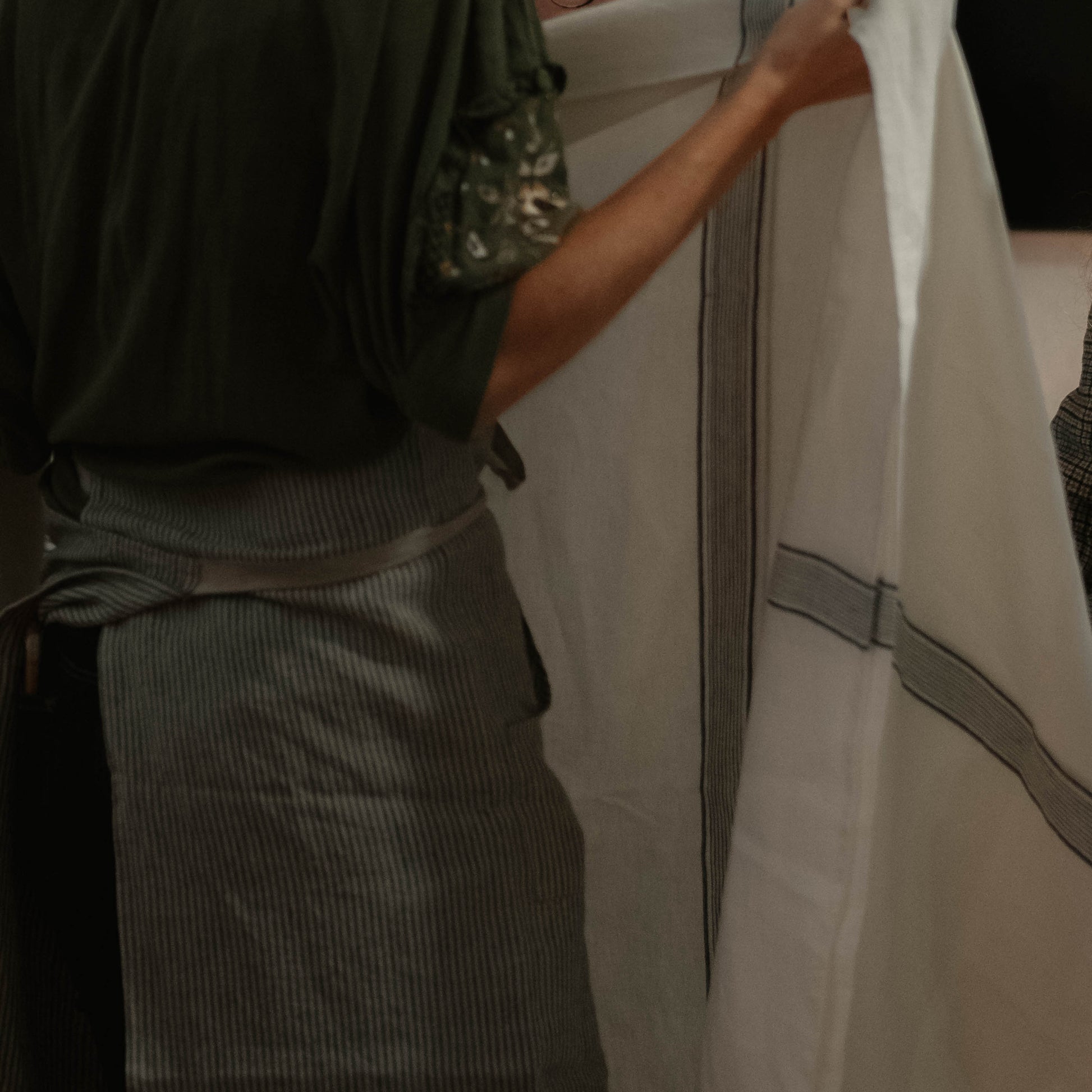 Mantel de Lino a rayas finas.