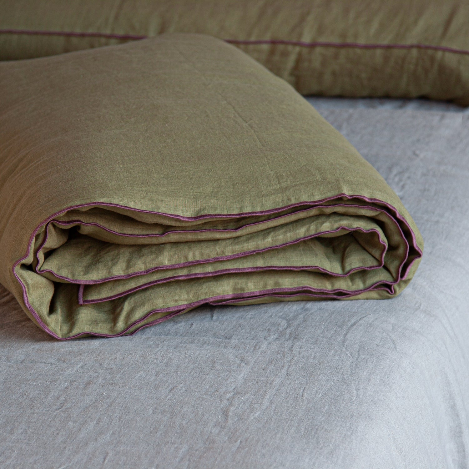 Edredón para pie de cama de lino y lana de color verde olivo