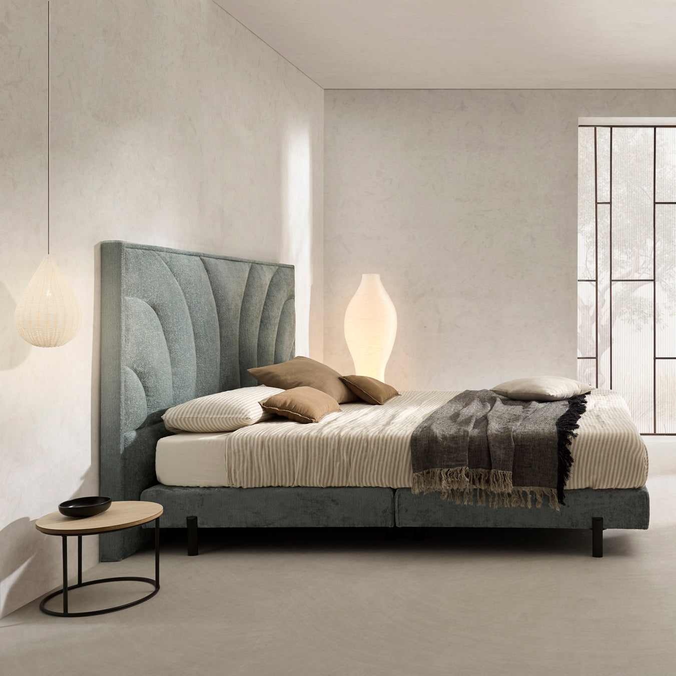 Plaid de lino negro jaspeado con natural y sábanas rayadas de lino