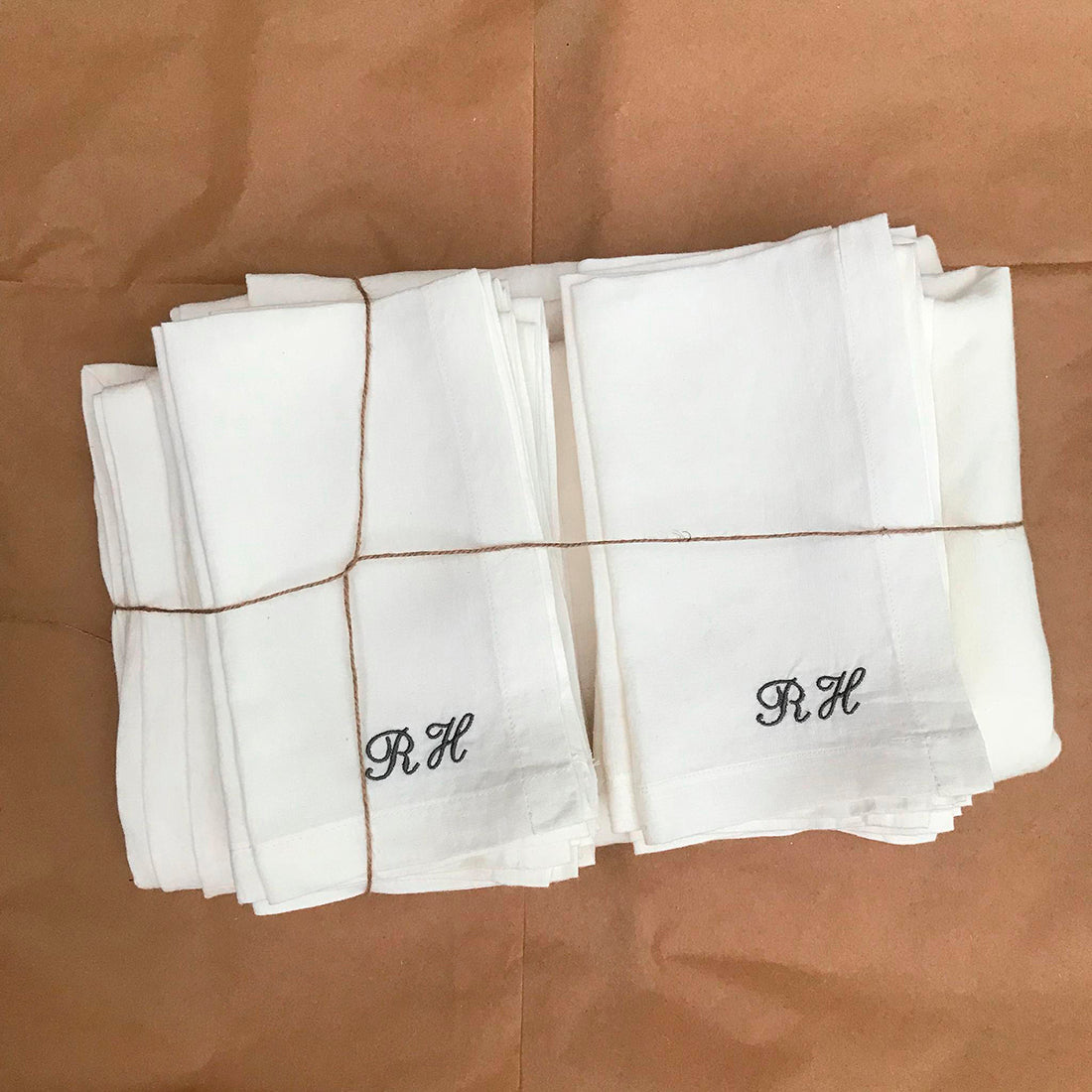 Servilletas de lino clásico bordadas.