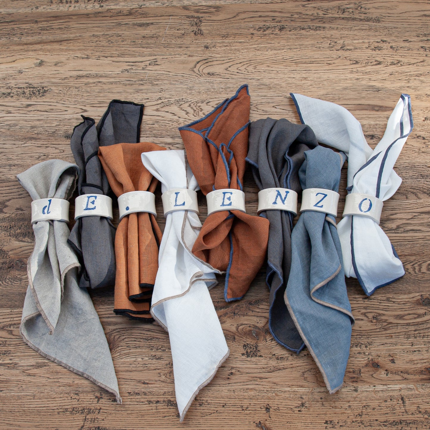 Conjunto de servilletas de lino de colores con cordones a juego.