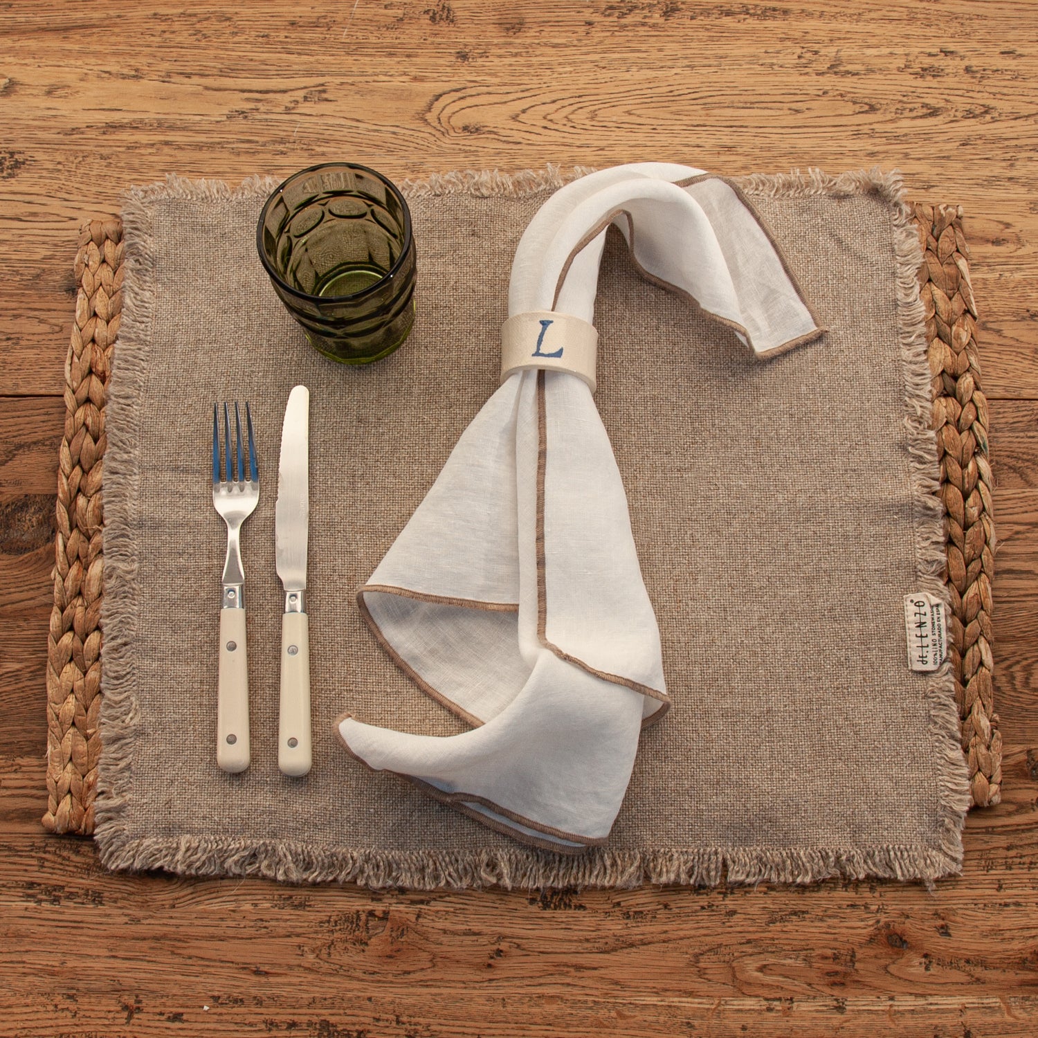 Servilleta blanca con repulgo natural, de lino sobre individual Formentera natural.