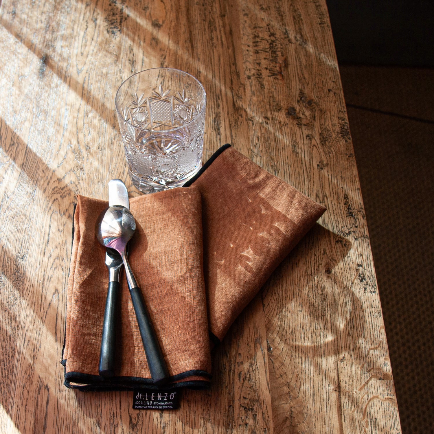 Dos servilletas de lino teja con detalle negro. Lino lavado.