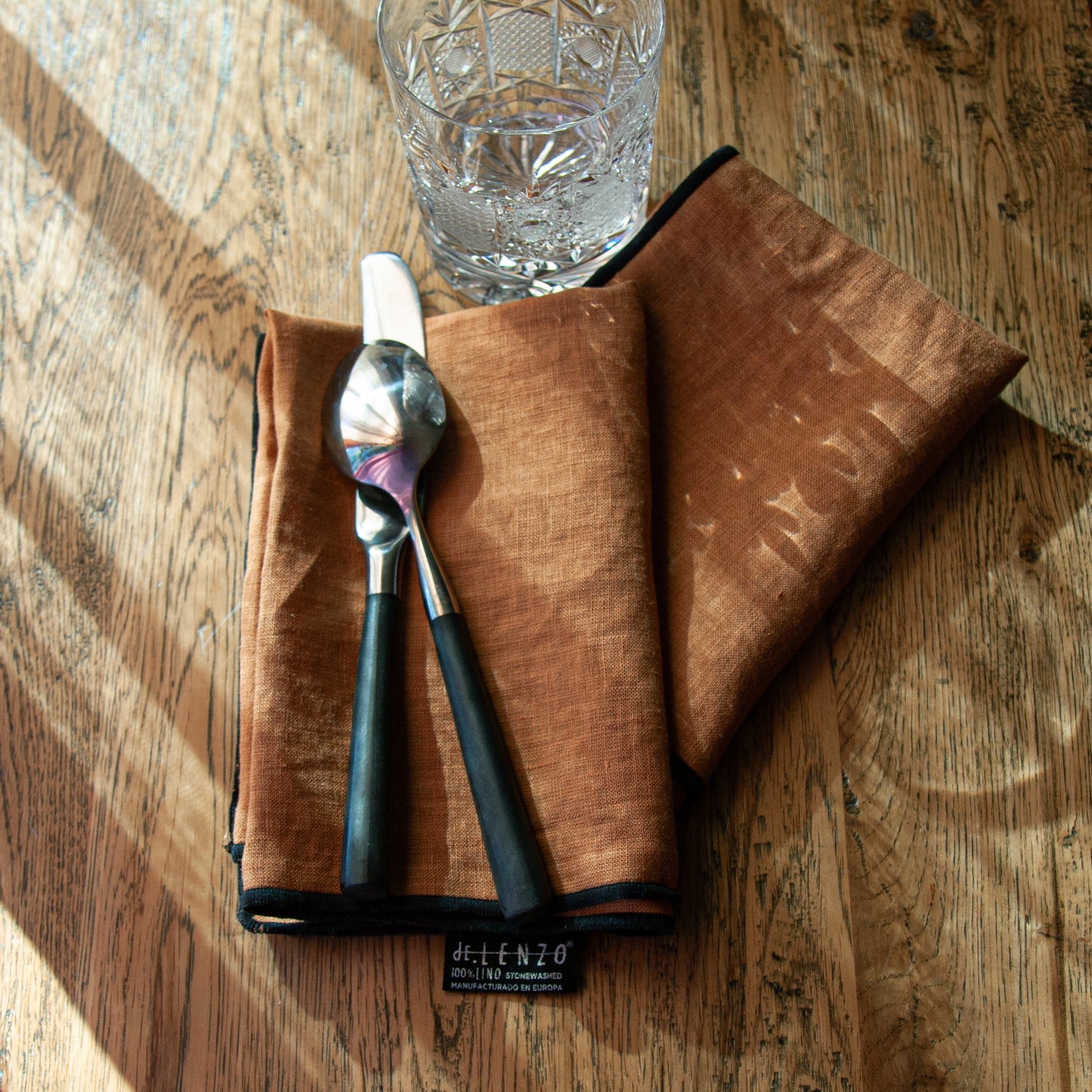 Servilletas teja con overlock negro.