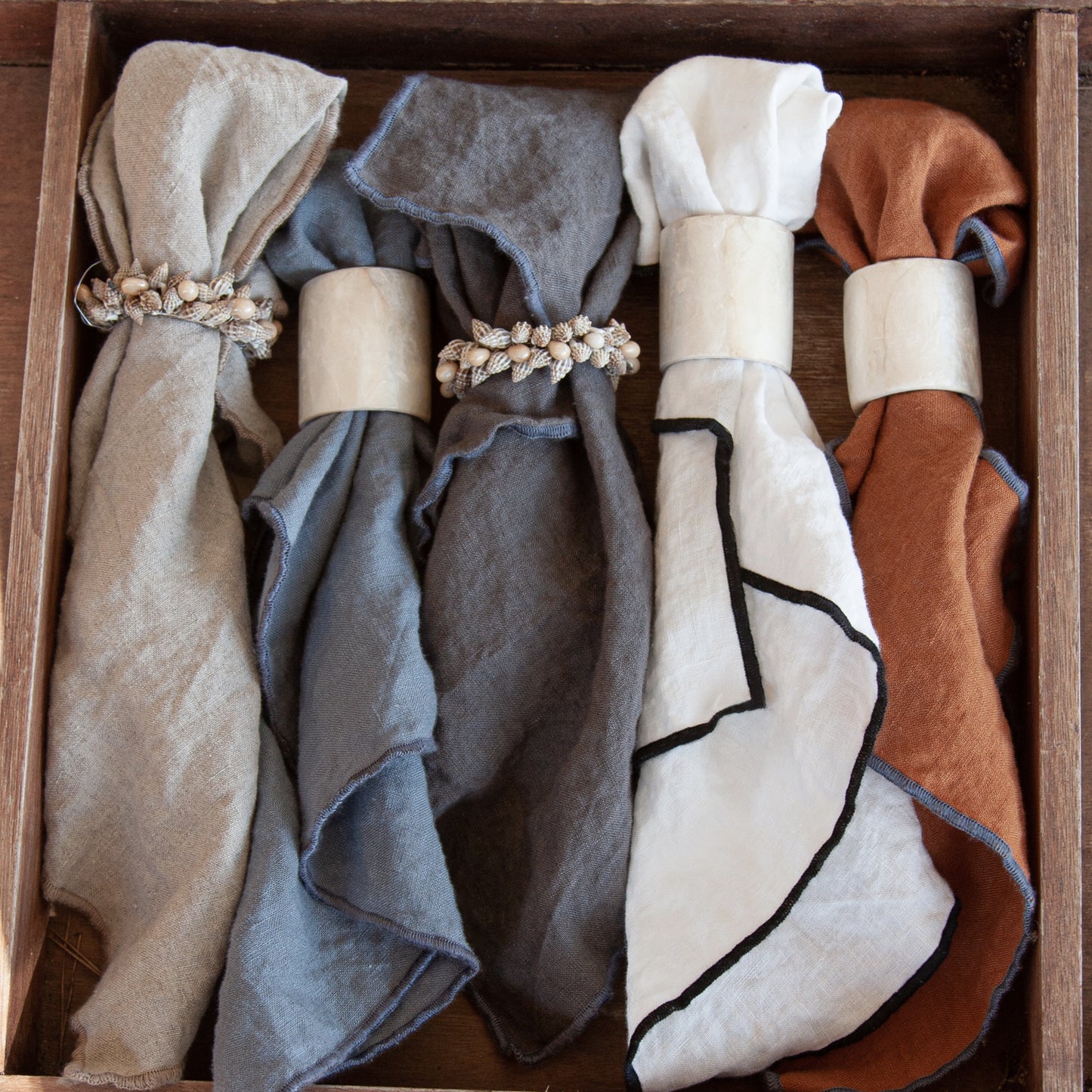 Servilleta natural, azul,gris,blanca y teja de lino lavado.