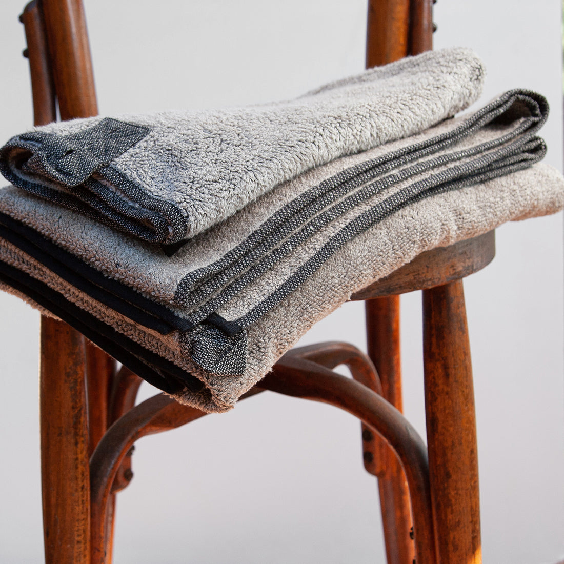 Detalle de Toalla de baño de lino CURLY/RIZO - dE.LENZO