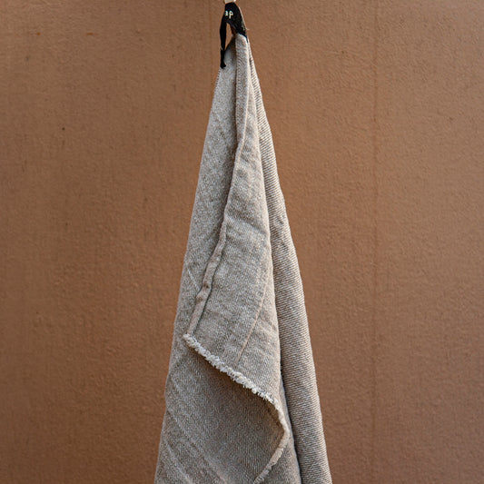 Toalla con rayas azules de baño de lino OLIVE - dE.LENZO