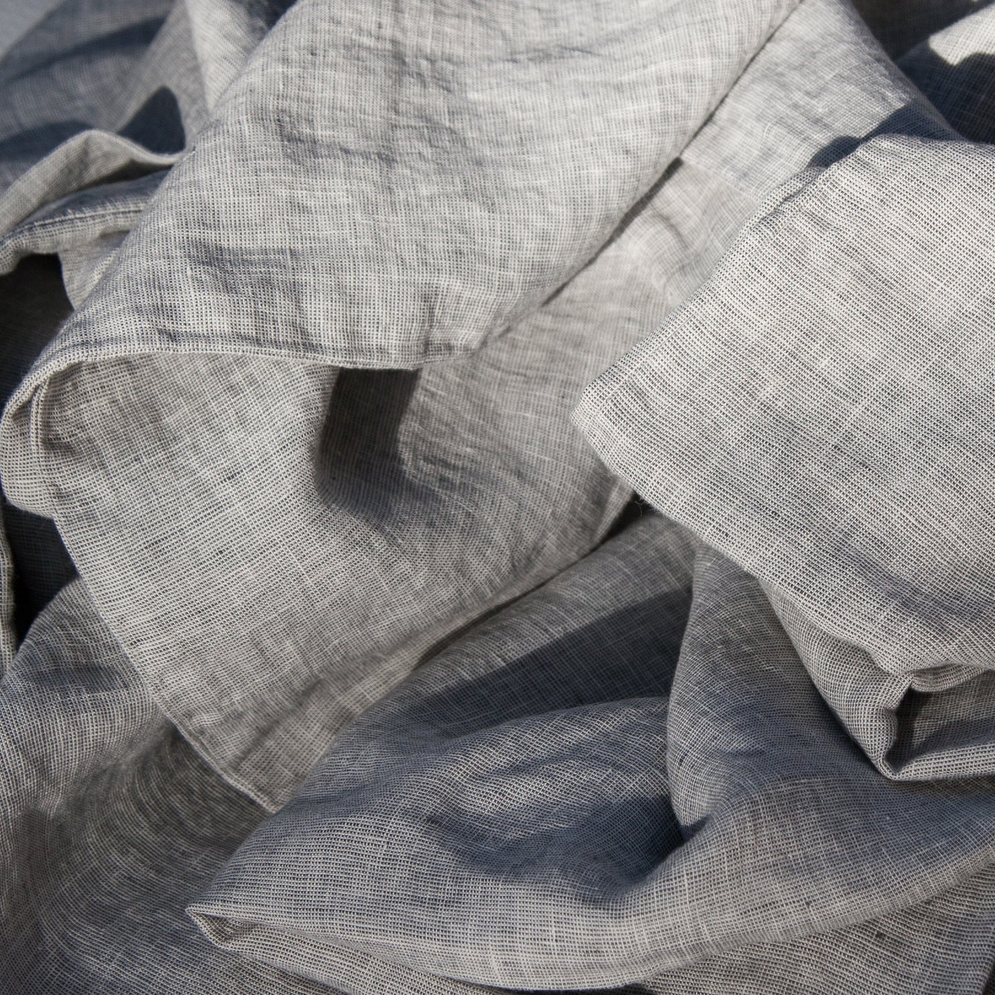 Detalle de Juego de sábanas de lino GRIS JASPEADO -4 piezas - dE.LENZO