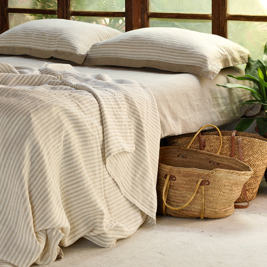 Juego de sábanas combinado con rayas y blanco roto. Lino lavado.