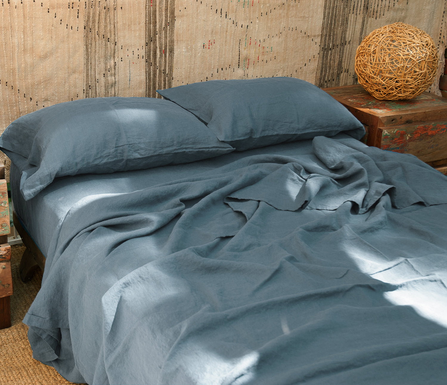Juego de sábanas de lino azul con almohadas