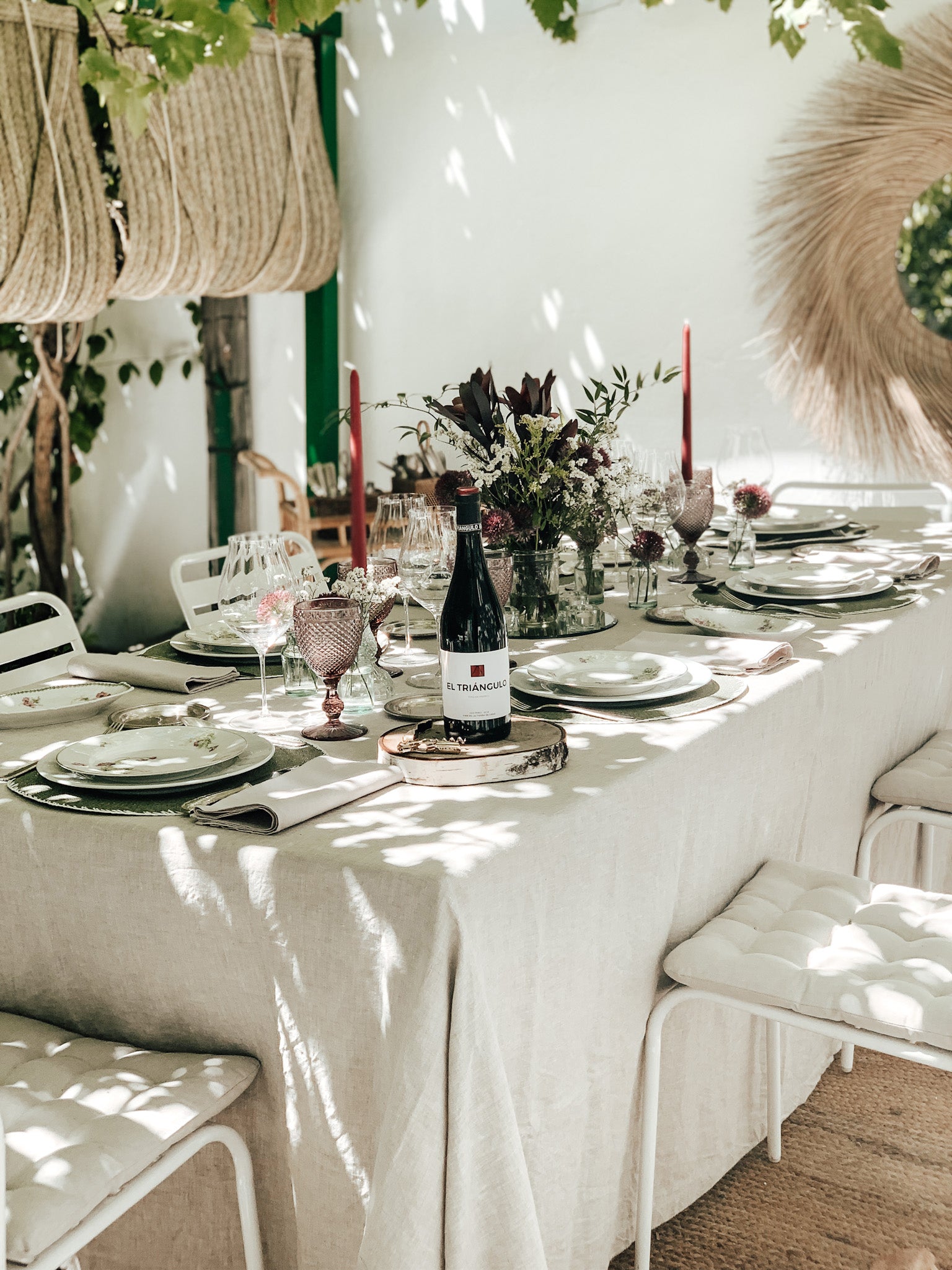 Mantel de lino en mesa de verano.