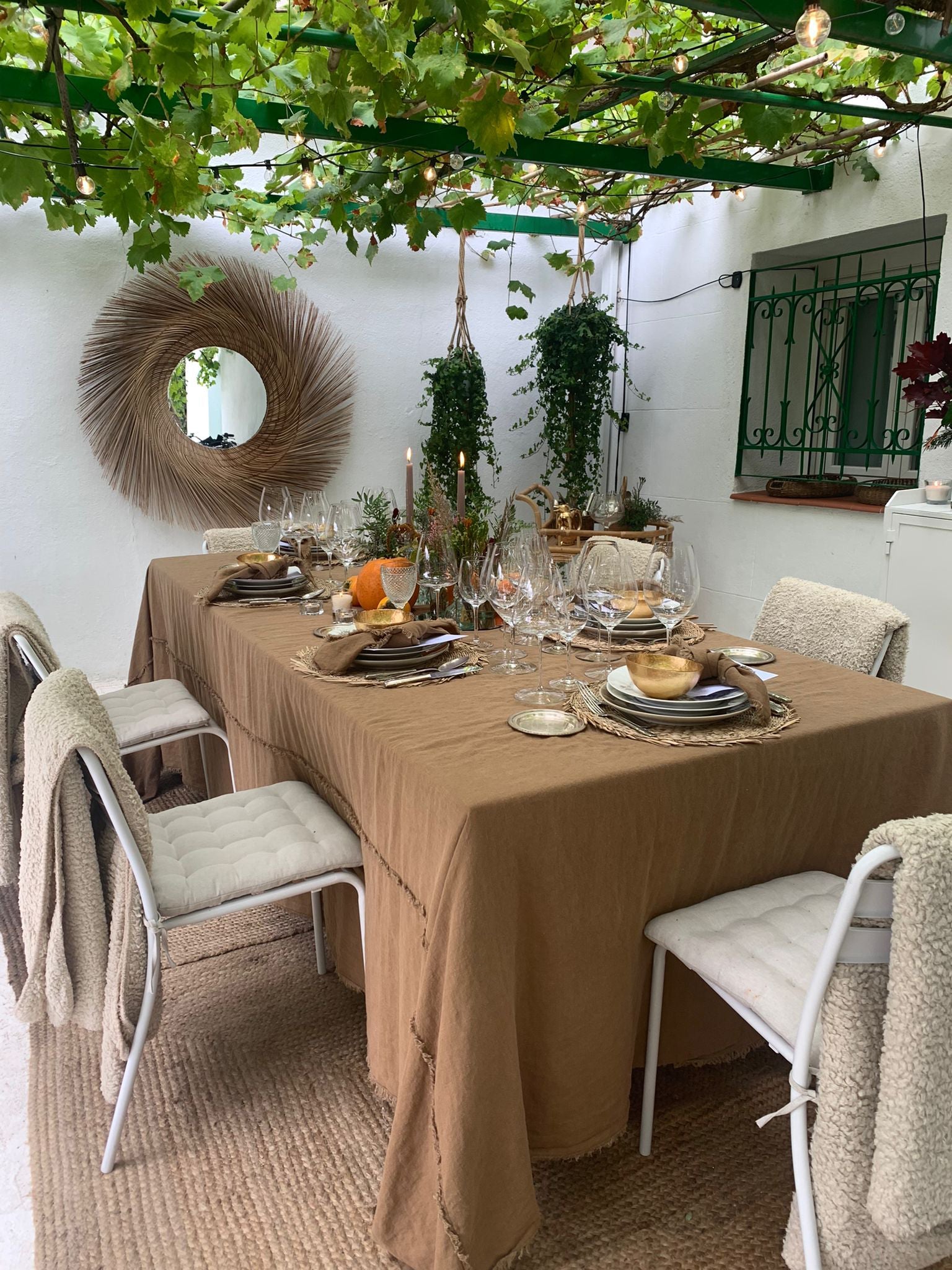 Mantel de lino de color terracota y servilletas