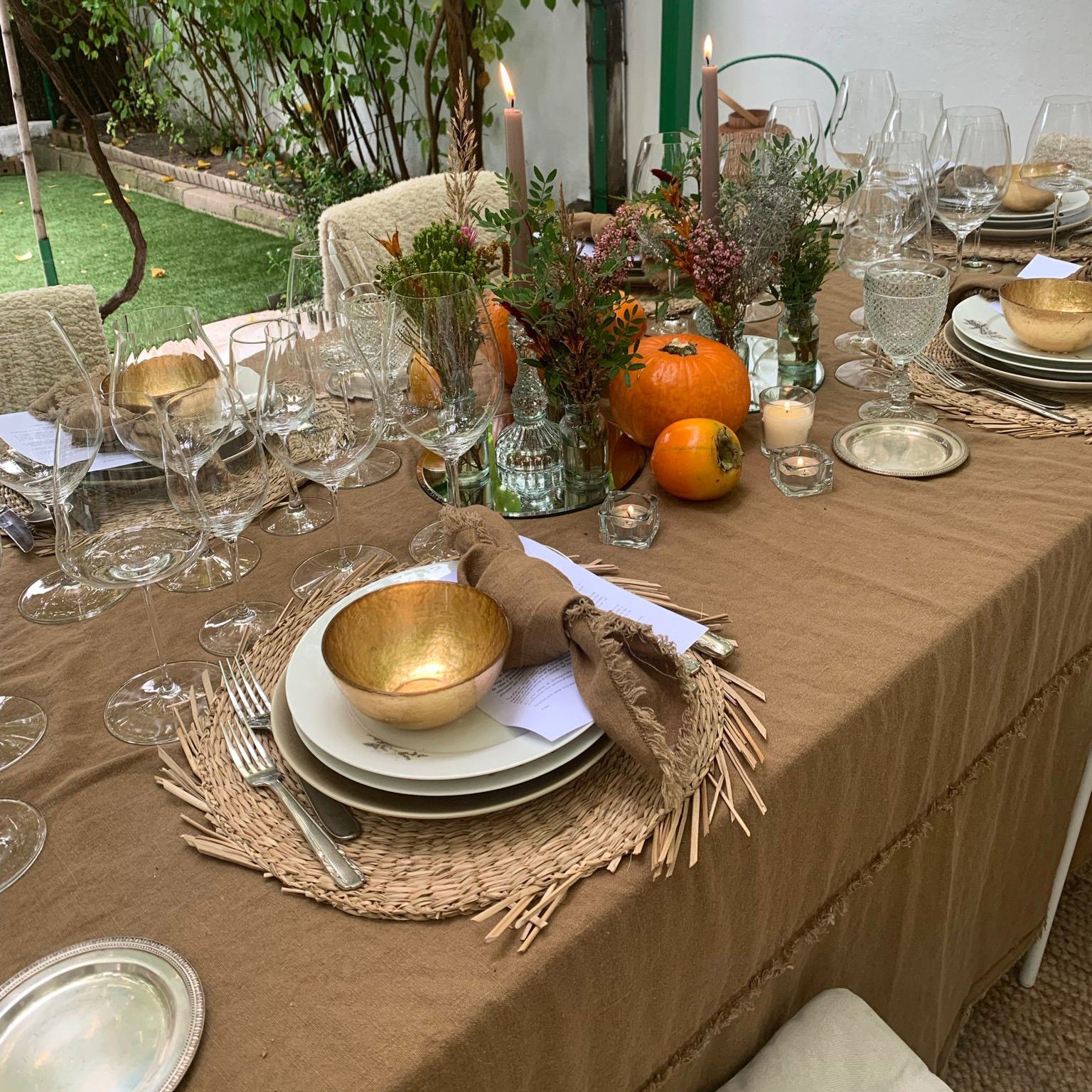 Mantel de lino de color terracota con servilletas a juego.