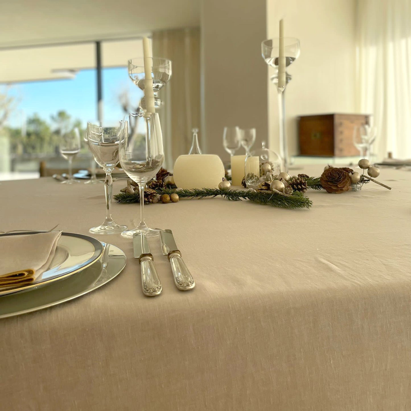 Detalle de Mantel de lino color arena.