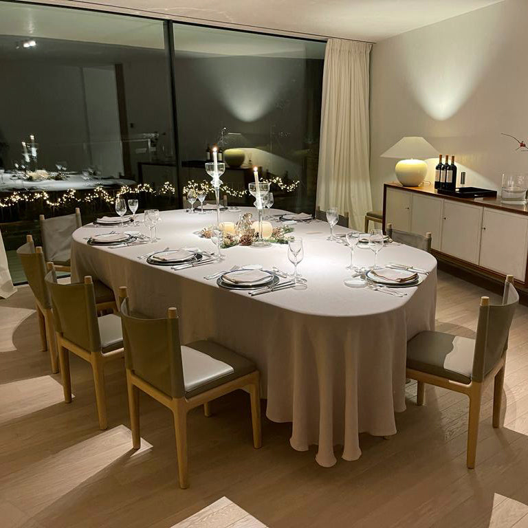 Mantel de lino color arena.