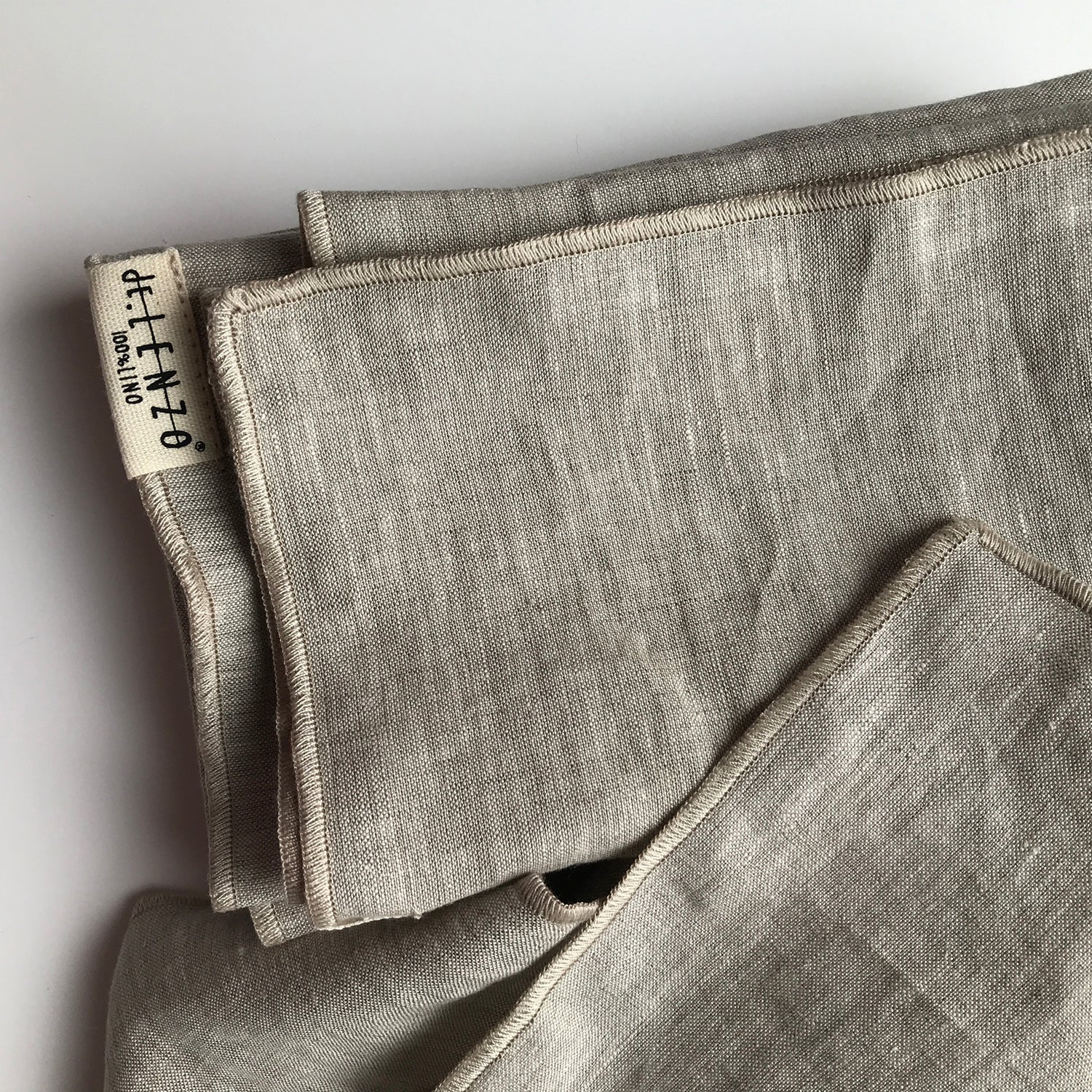 Detalle del festón de la servilleta de lino natural. Hecho a mano.