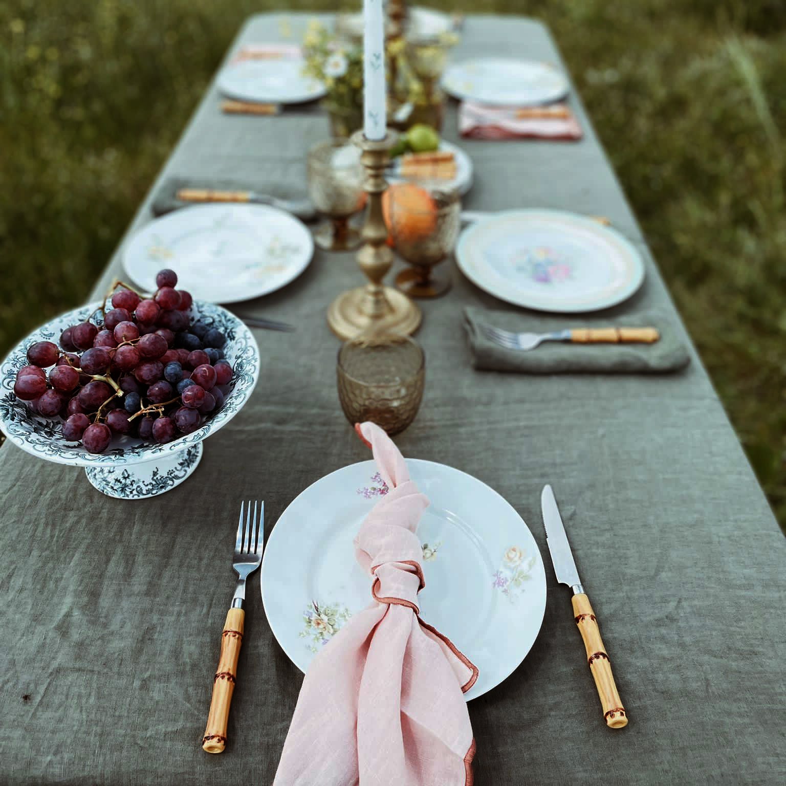 Mantel verde y servilletas rosas