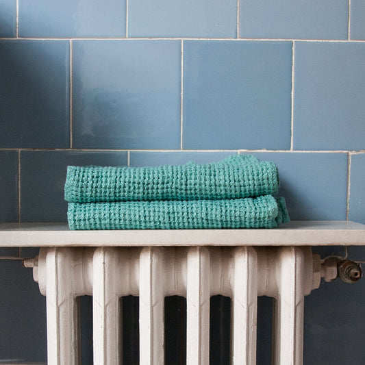 Juego de dos toallas de lino gofrado.