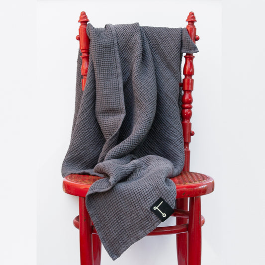 Toalla de baño gris de tamaño grande. dE.LENZO