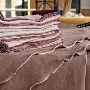 Mantel y servilletas de lino de color Berenjena con hilo de colores.