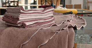 Mantel y servilletas de lino de color Berenjena con hilo de colores.