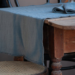 Caída del camino de mesa de lino azul de la colección Marieta de dE.LENZO