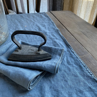 Camino de mesa y dos servilletas a juego de color azul. Bordado con dos colores.
