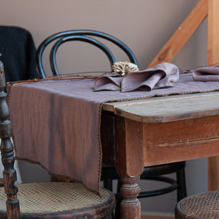 Camino de mesa y dos servilletas a juego de color berenjena. Bordado con dos colores.