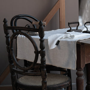 Imagen de mesa vestida con camino blanco de la colección Marieta de dEl.LENZO 