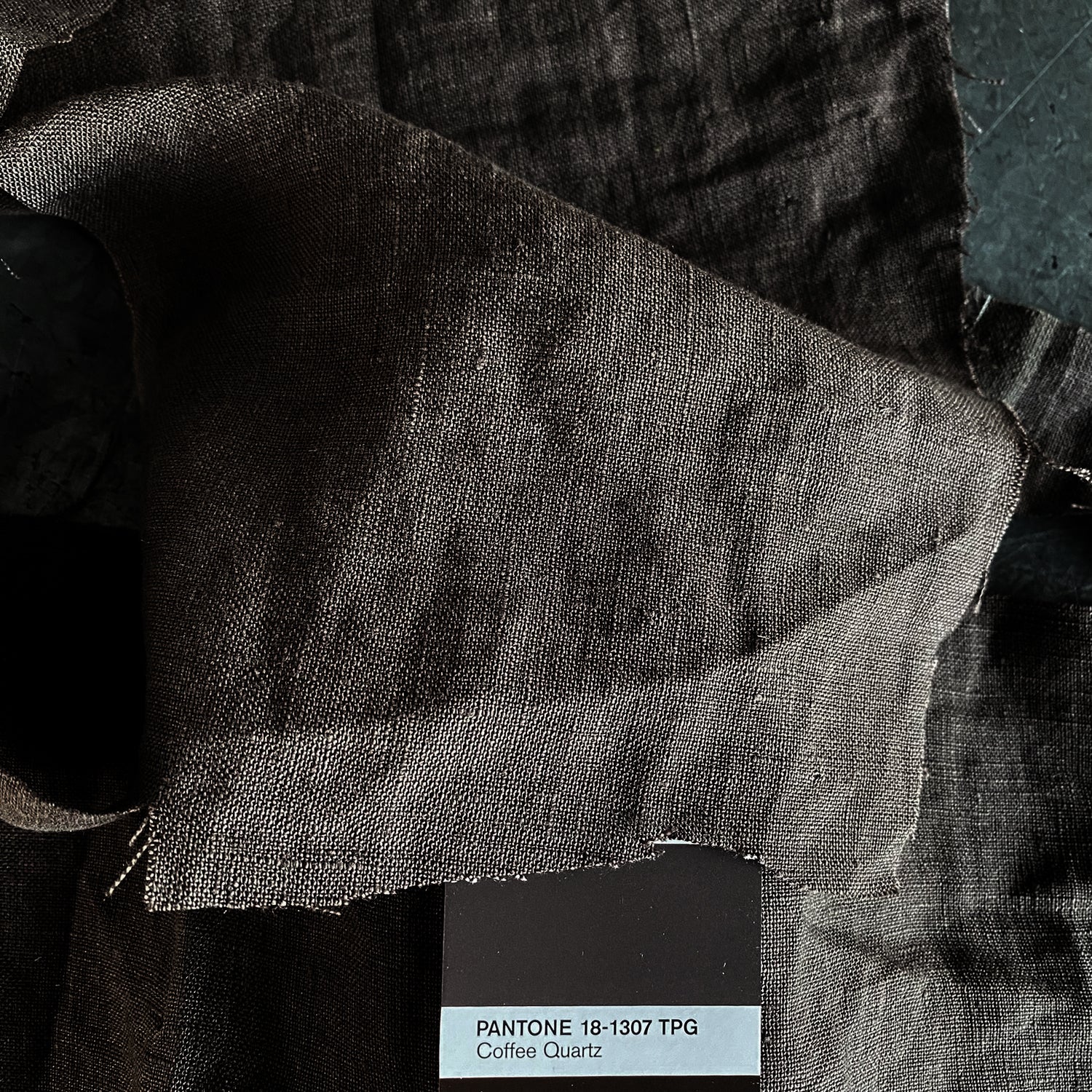 Muestra de color Coffee Quartz Pantone para funda nórdica de lino