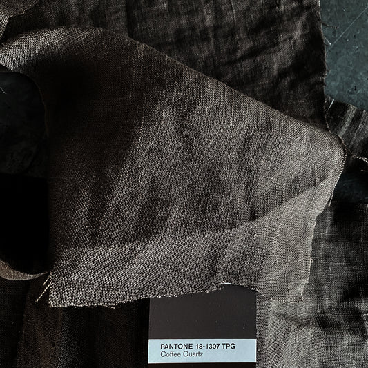 Muestra de color Coffee Quartz Pantone para funda nórdica de lino