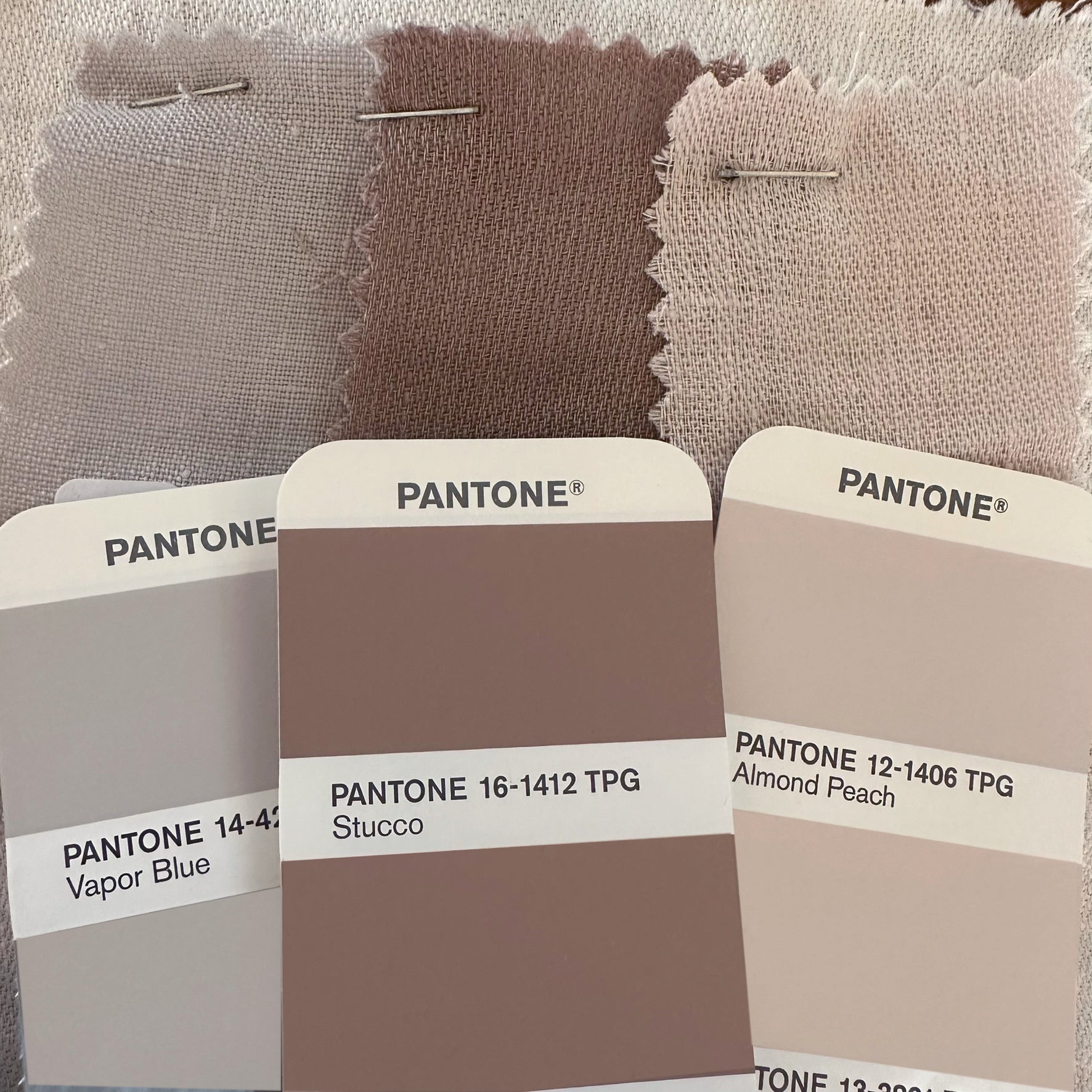 detalle-tejido-lino-saten-color-almond-delenzo.