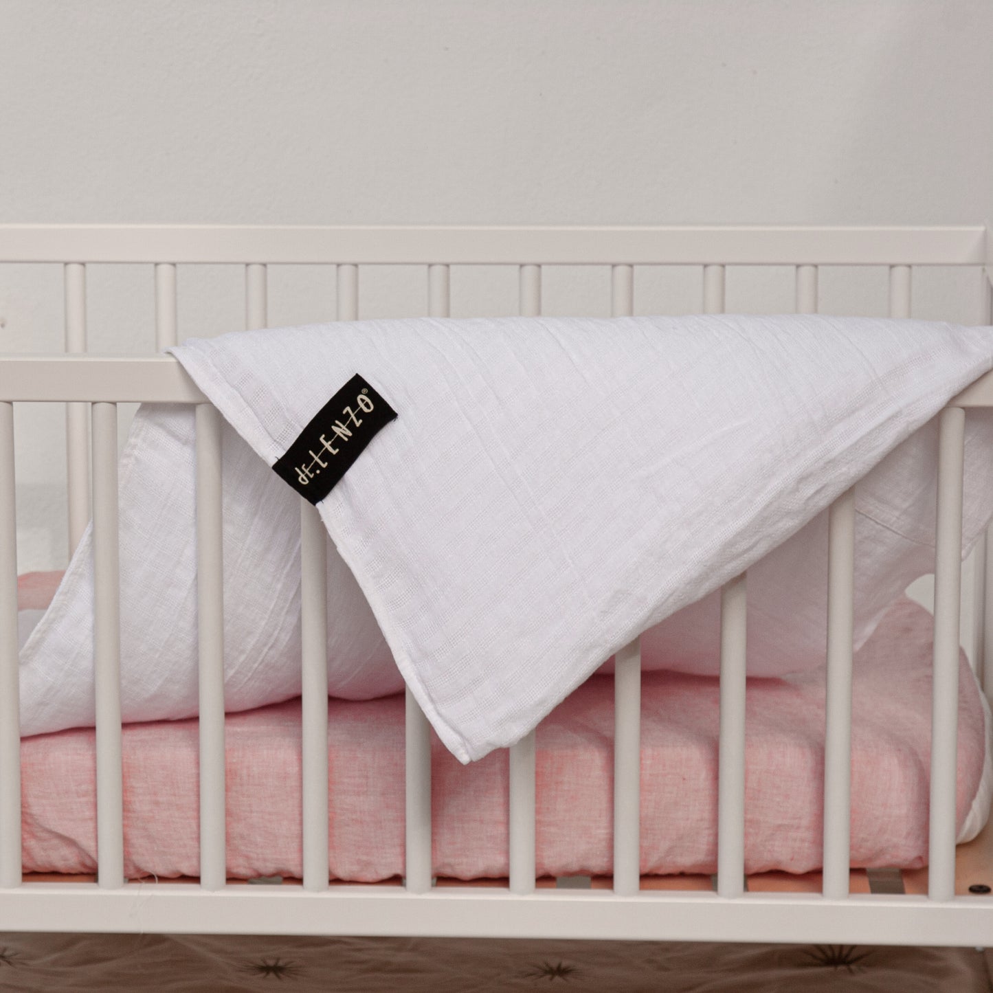 funda nordica blanca junto con rosa