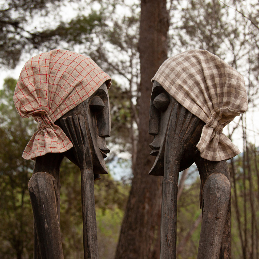 FIGURAS DE MADERA CON GORROS DE LINO